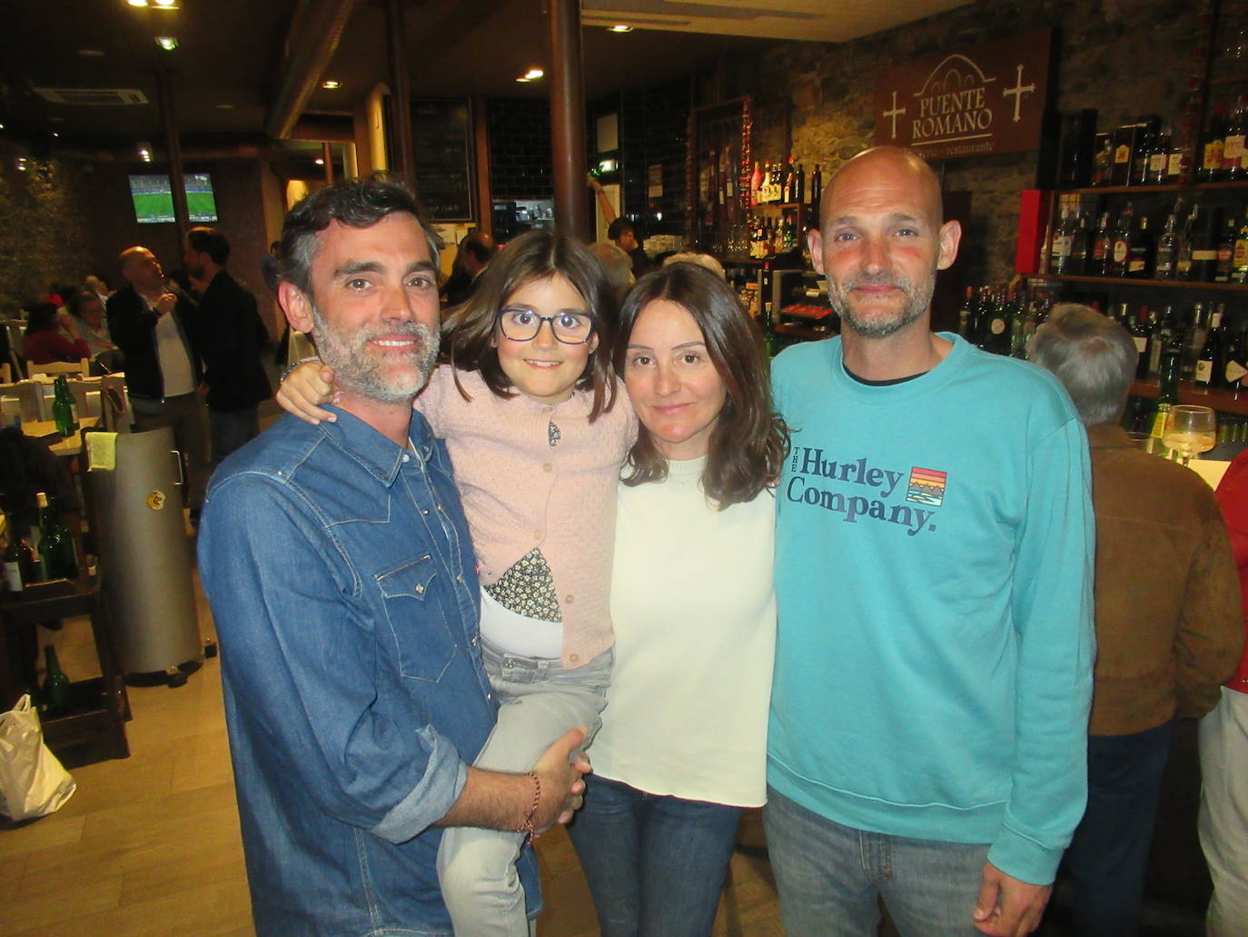 Luismi García (Brugal-Levante) con su esposa Sonia Blanch y su hija Lucía, en la sidrería Puente Romano, con su hermano Chema García.