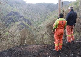 Bomberos del Servicio de Emergencias divisan una zona calcinada en Valdés, el concejo con el mayor incendio desde que hay datos.