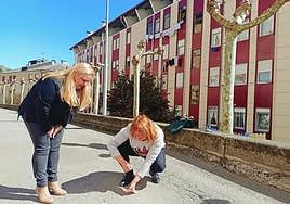 Charo González y Carmen Gómez juegan a las canicas en El Fuejo.