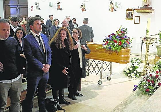Familiares de Iván Suárez durante el funeral celebrado ayer en la iglesia de San Juan XXIII.