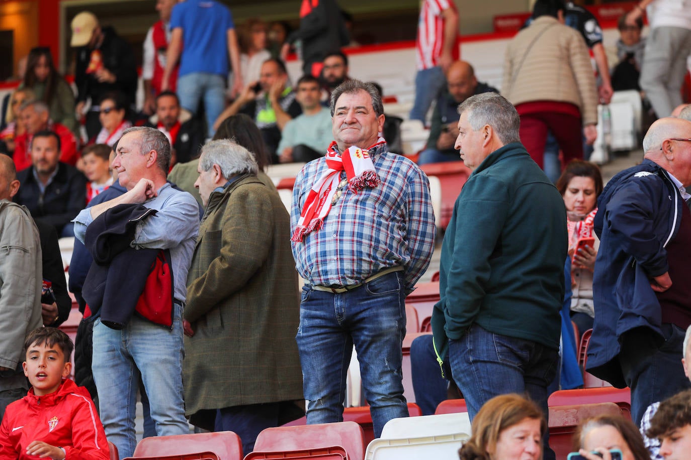 ¿Estuviste en el Sporting - Alavés? ¡Búscate en las fotos!