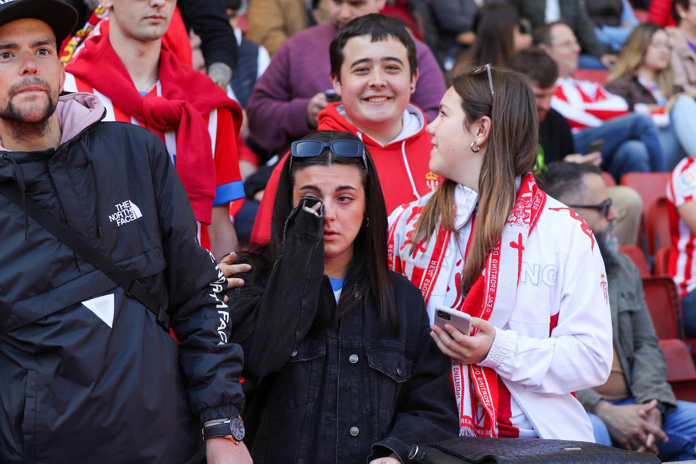 ¿Estuviste en el Sporting - Alavés? ¡Búscate en las fotos!