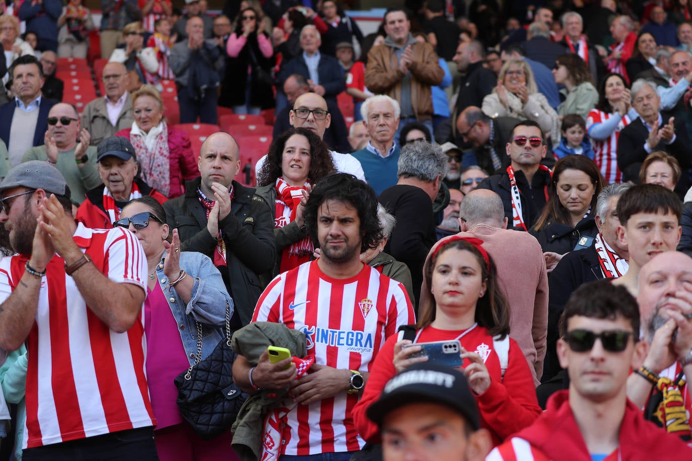 ¿Estuviste en el Sporting - Alavés? ¡Búscate en las fotos!