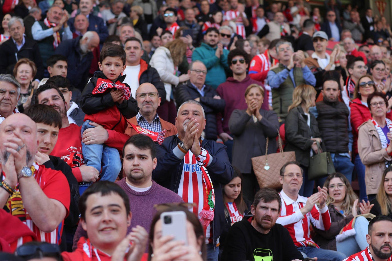 ¿Estuviste en el Sporting - Alavés? ¡Búscate en las fotos!