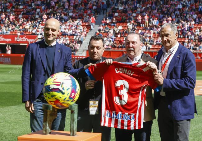 Cundi, con una camiseta conmemorativa, fue ovacionado por El Molinón, al que salió acompañado por su hijo Rubén, David Guerra y Joaquín.