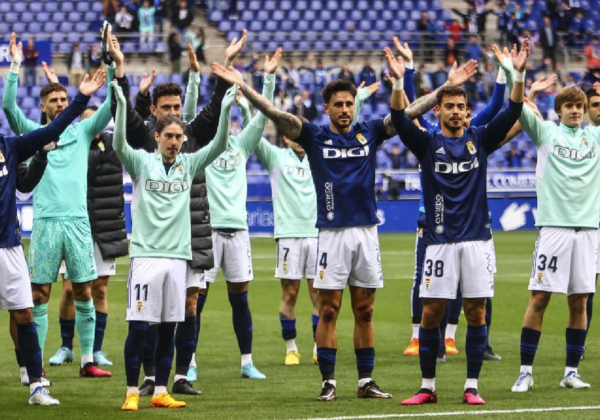 Los jugadores del Real Oviedo haciendo la tradicional Haka con los aficionados, tras la victoria ante el Lugo. Los ovetenses no celebraban un triunfo en casa desde el 13 de enero.