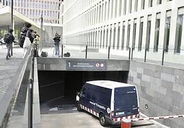 Dani Alves llega en un furgón policial a la Ciutat de la Justícia de Barcelona.