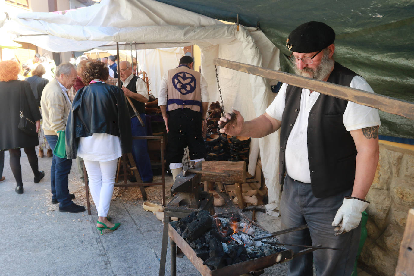 Pola de Lena abarrota las calles de artesanía