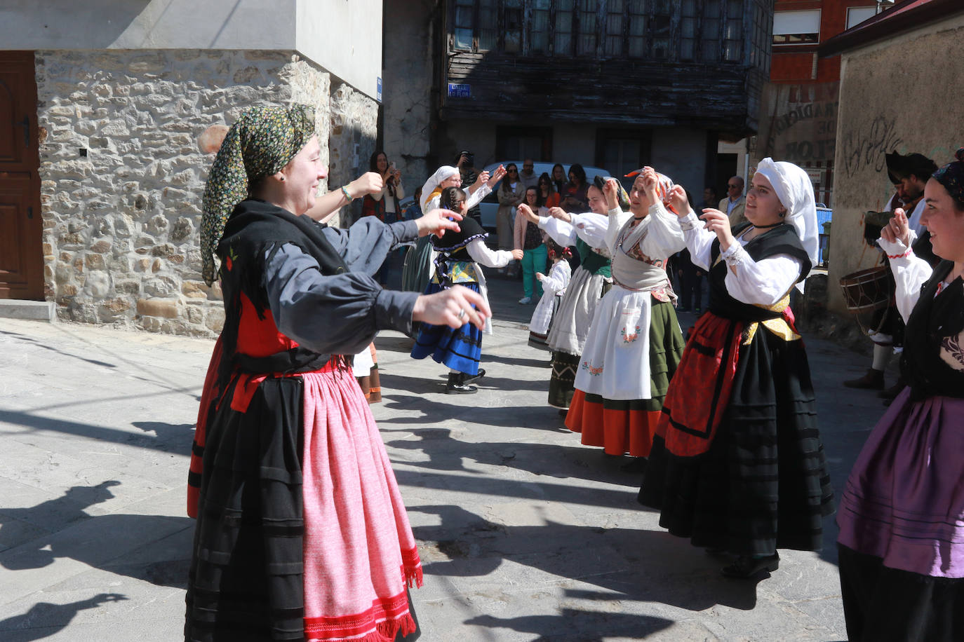 Pola de Lena abarrota las calles de artesanía