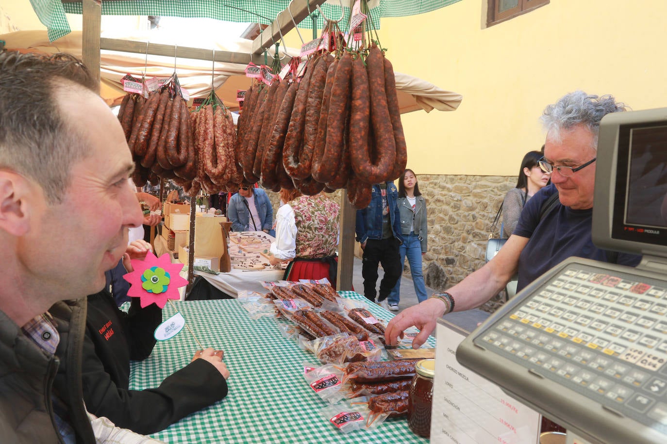 Pola de Lena abarrota las calles de artesanía