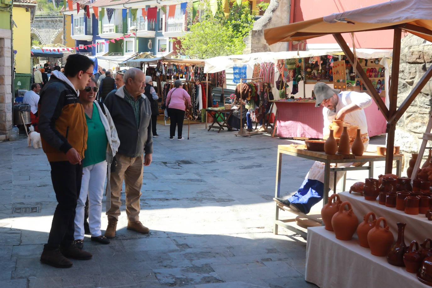 Pola de Lena abarrota las calles de artesanía