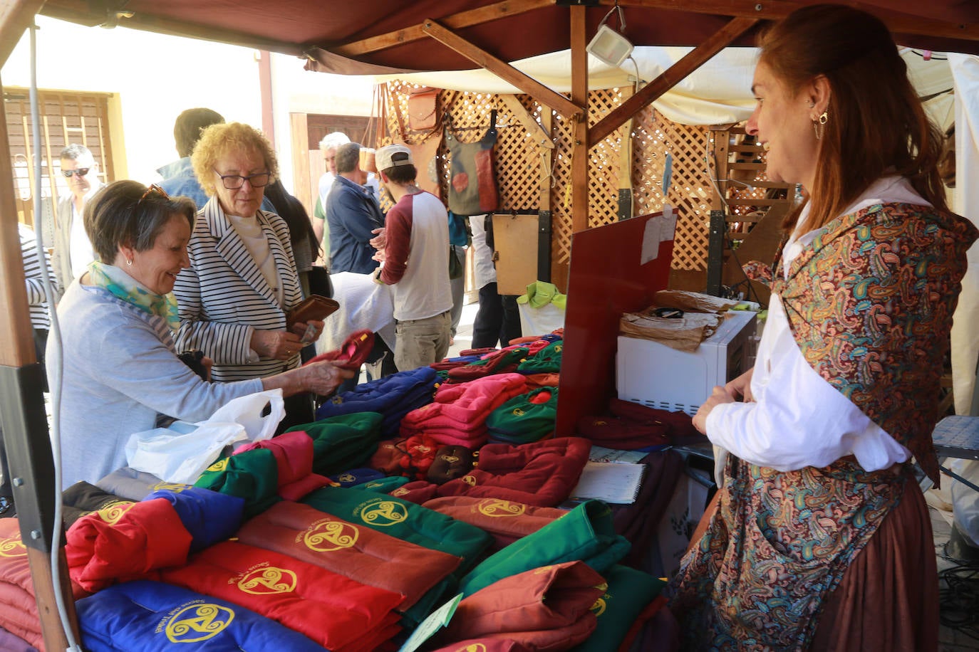 Pola de Lena abarrota las calles de artesanía