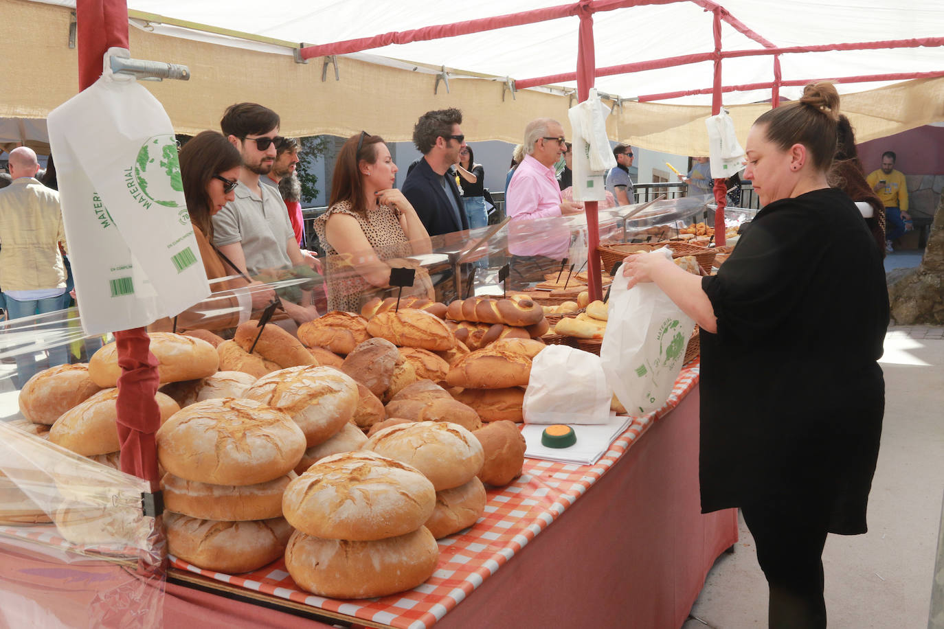 Pola de Lena abarrota las calles de artesanía