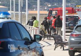 Salvan a una mujer que se precipitó al mar en Poniente