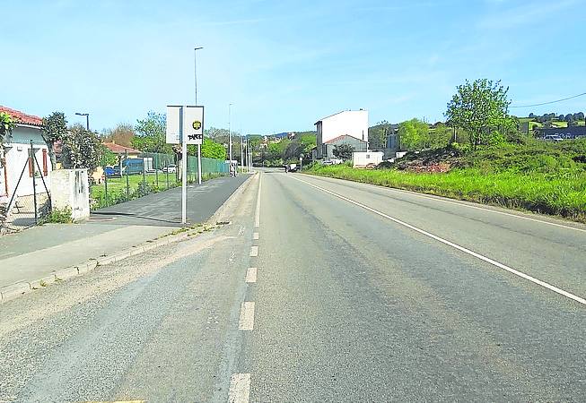 Garajes-Trasona. Acera por el lado norte: Desde El Cruce de Llaranes hasta la rotonda de acceso a la autovía la nueva acera más ancha transcurrirá por la margen izquierda en La Marzaniella y Trasona.