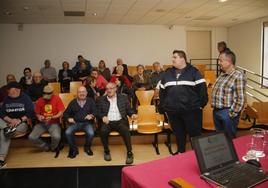 Vecinos de El Coto, junto a Christian Guisado, durante la reunión.