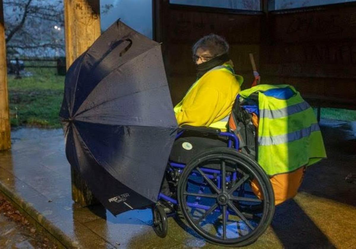 Bahosí Ardaho, en su silla de ruedas, con un paraguas y varios chalecos reflectantes.