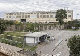 Vista general de parte de la factoría de Saint-Gobain en terrenos avilesinos de La Maruca.
