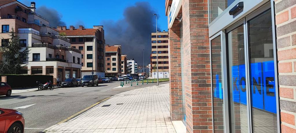 Un incendio en Viesques desata una gran humareda negra