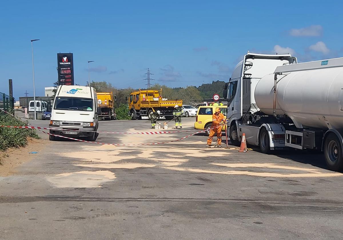 El derrame se produjo en un aparcamiento de camiones junto al acceso al centro de transportes de la Cooperativa Avilesina de Transportes, en Corvera.