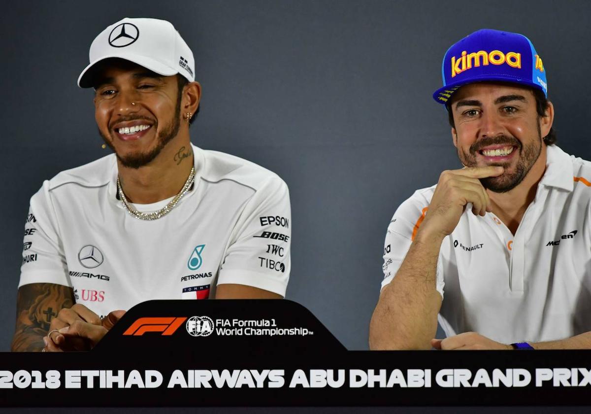 Hamilton y Alonso, durante una comparecencia de ambos.