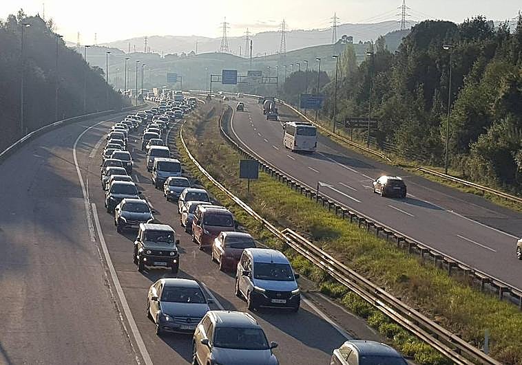 Atascos de más de cuatro kilómetros por obras de reparación en la 'Y'.