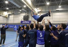 El Toscaf Atlética celebra para LA VOZ DE AVILÉS el primer título de su historia en Primera Nacional en el regreso a los entrenamientos en La Magdalena.