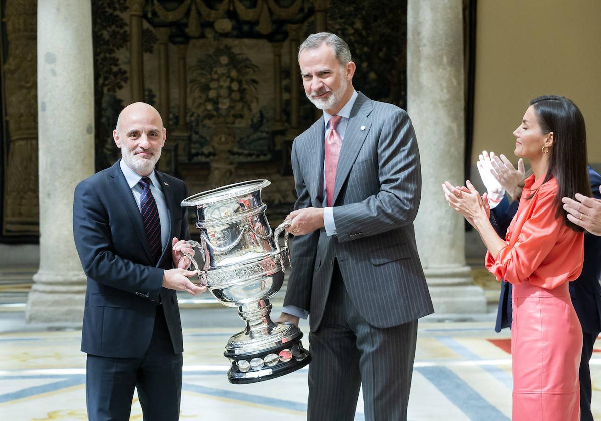 Antonio Corripio, presidente del Grupo Covadonga, recibe la Copa Stadium de manos del rey Felipe VI, en presencia de la reina Letizia, esta mañana, en el palacio de El Pardo