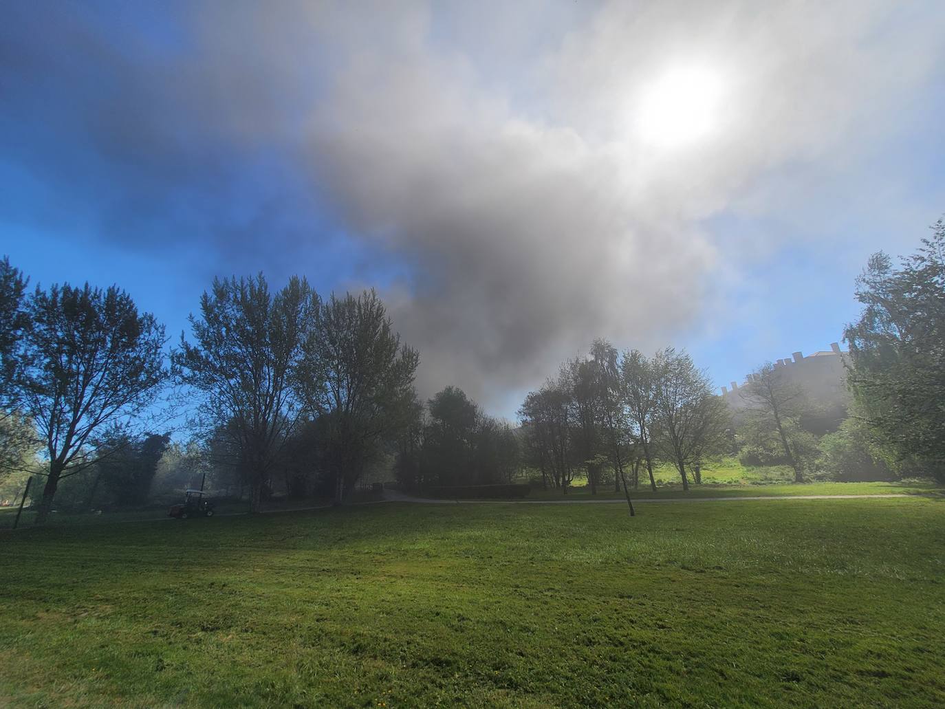 Un incendio en Viesques desata una gran humareda negra