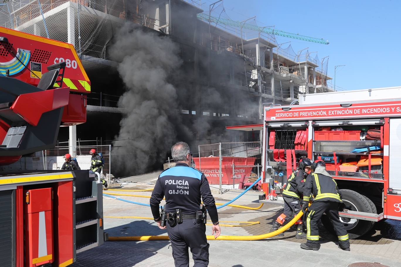 Un incendio en Viesques desata una gran humareda negra