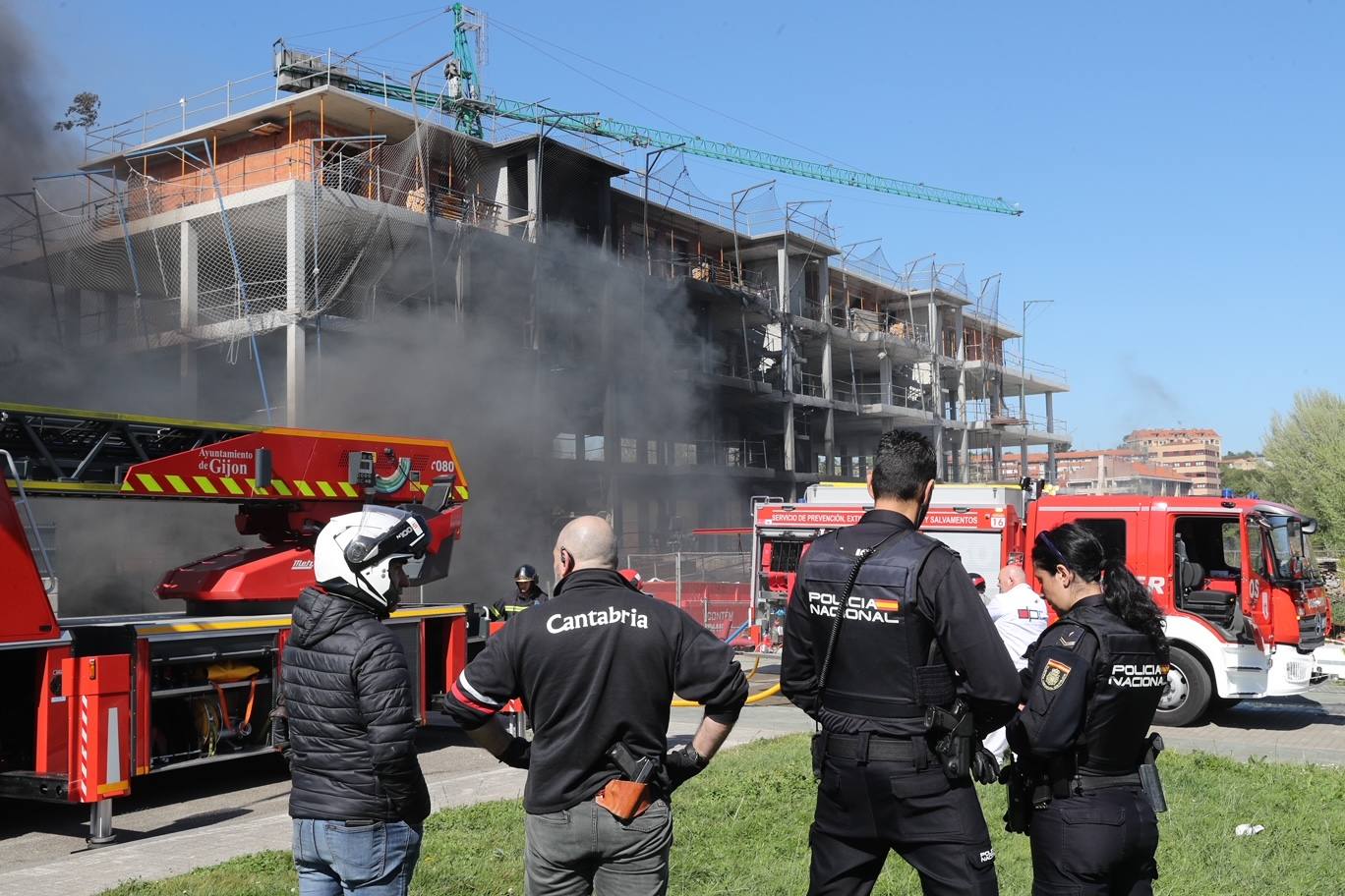 Un incendio en Viesques desata una gran humareda negra