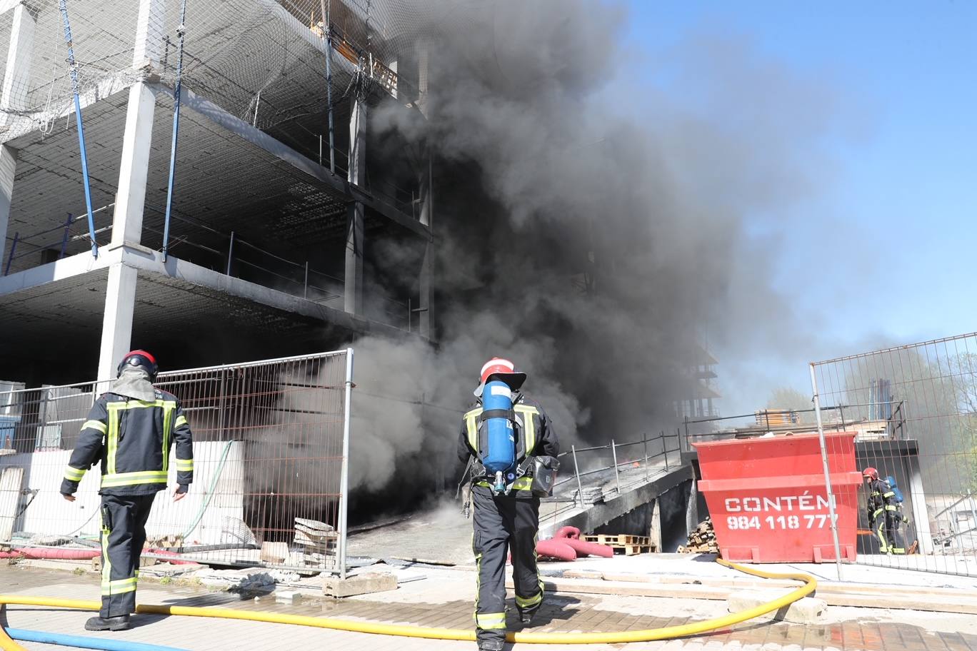 Un incendio en Viesques desata una gran humareda negra