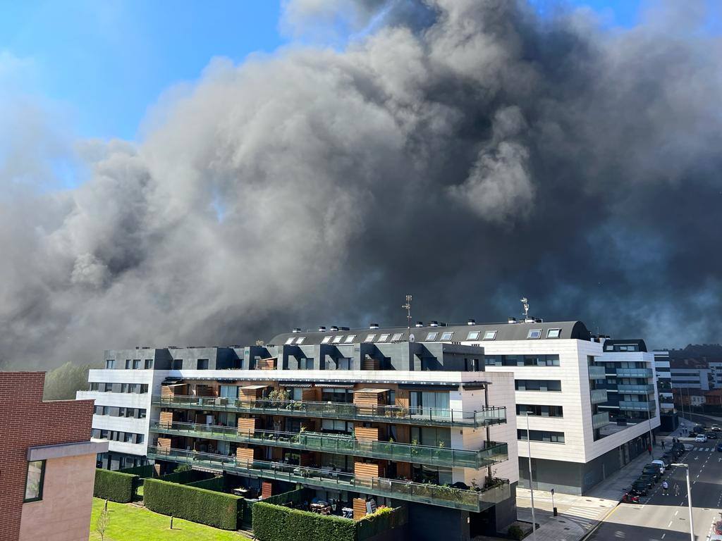 Un incendio en Viesques desata una gran humareda negra