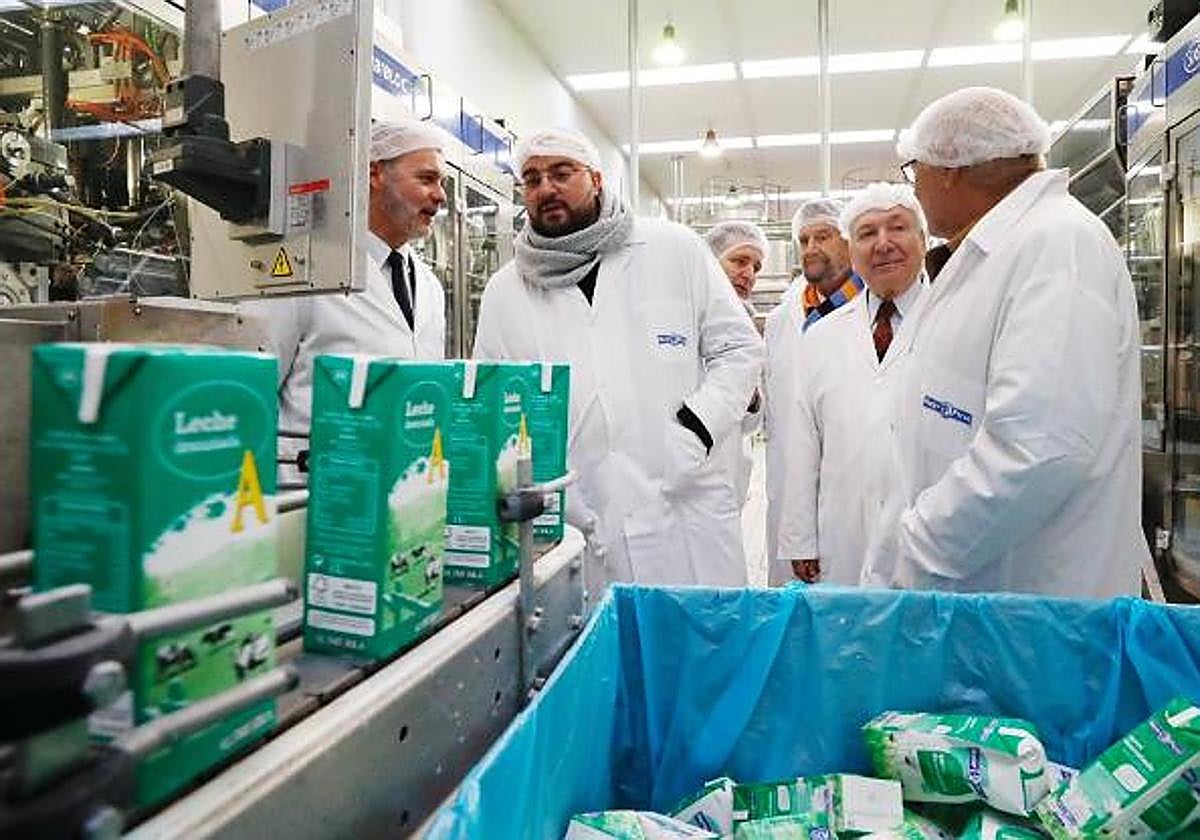 El presidente del Principado, Adrián Barbón, en la planta de Ilas en una imagen del pasado enero.