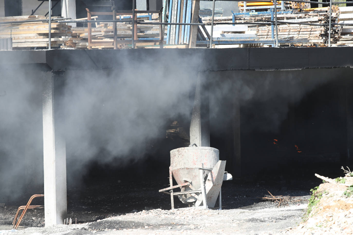 Un incendio en Viesques desata una gran humareda negra