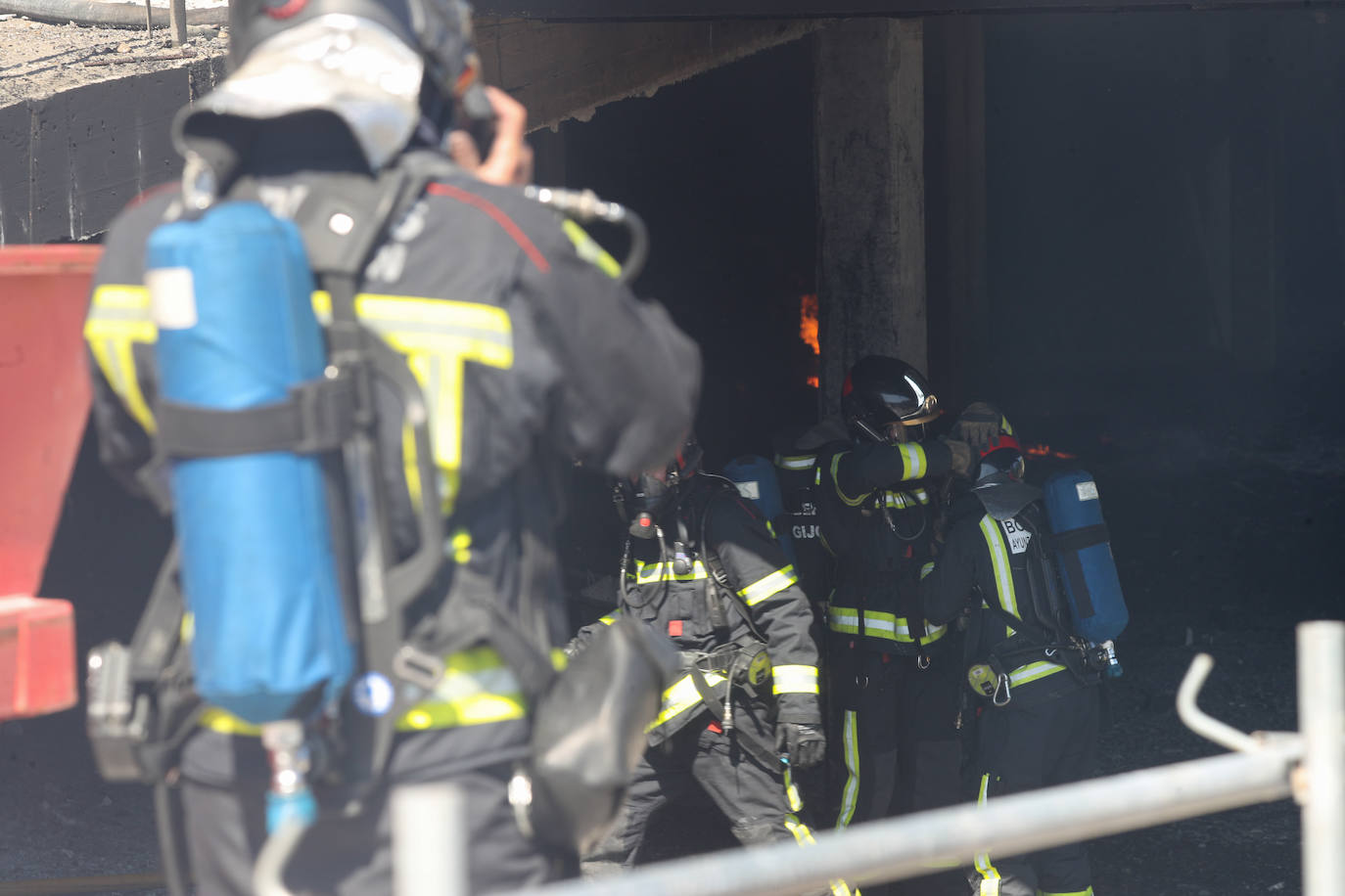 Un incendio en Viesques desata una gran humareda negra