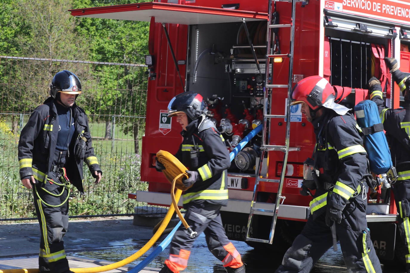 Un incendio en Viesques desata una gran humareda negra