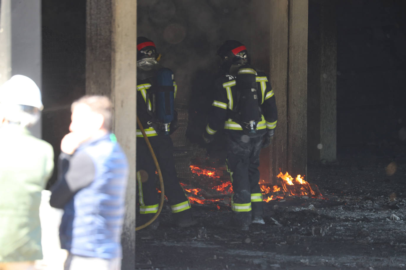 Un incendio en Viesques desata una gran humareda negra