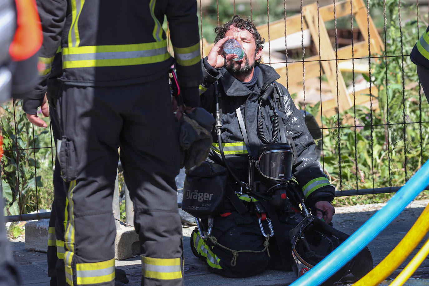 Un incendio en Viesques desata una gran humareda negra