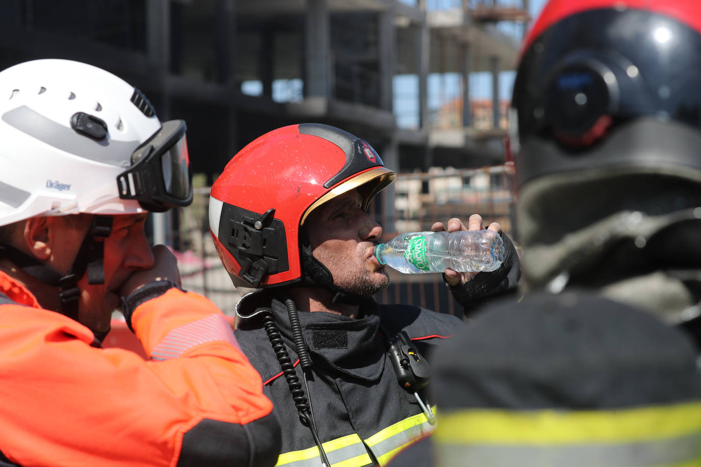 Un incendio en Viesques desata una gran humareda negra