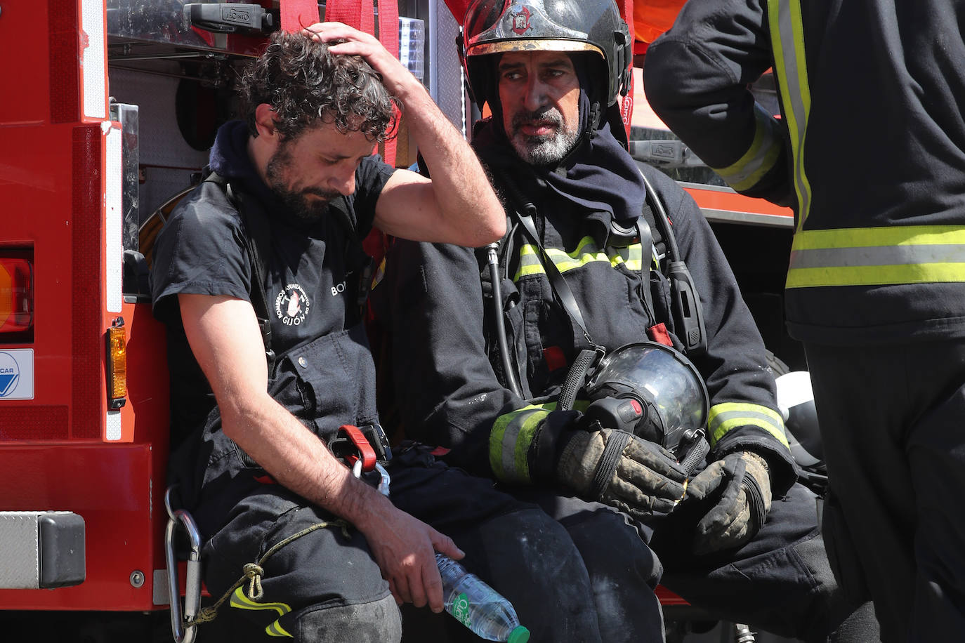 Un incendio en Viesques desata una gran humareda negra