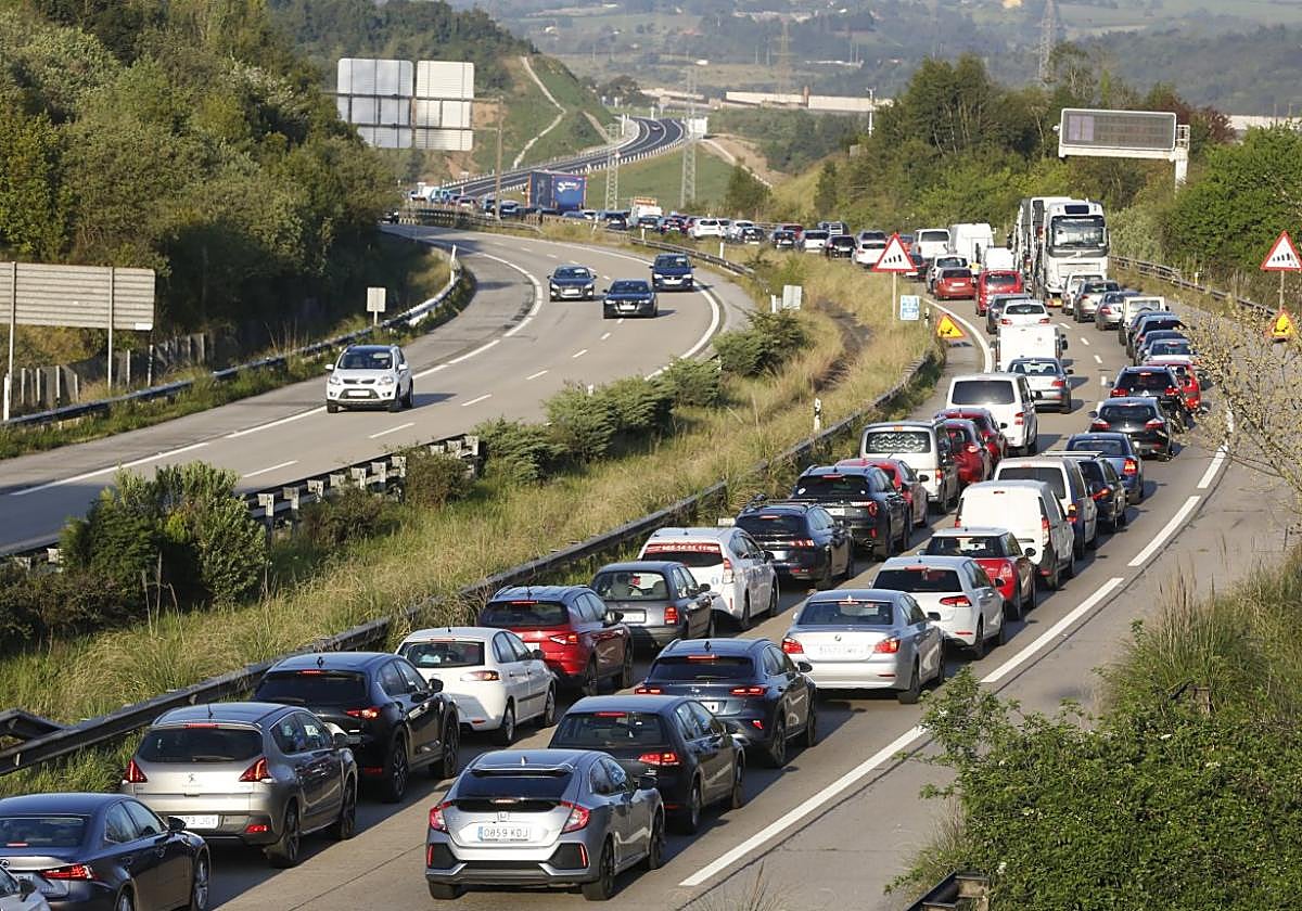 Atascos de más de cuatro kilómetros por las obras de reparación en la 'Y'.