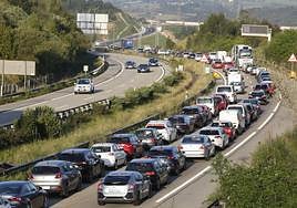 Atascos de más de cuatro kilómetros por las obras de reparación en la 'Y'.