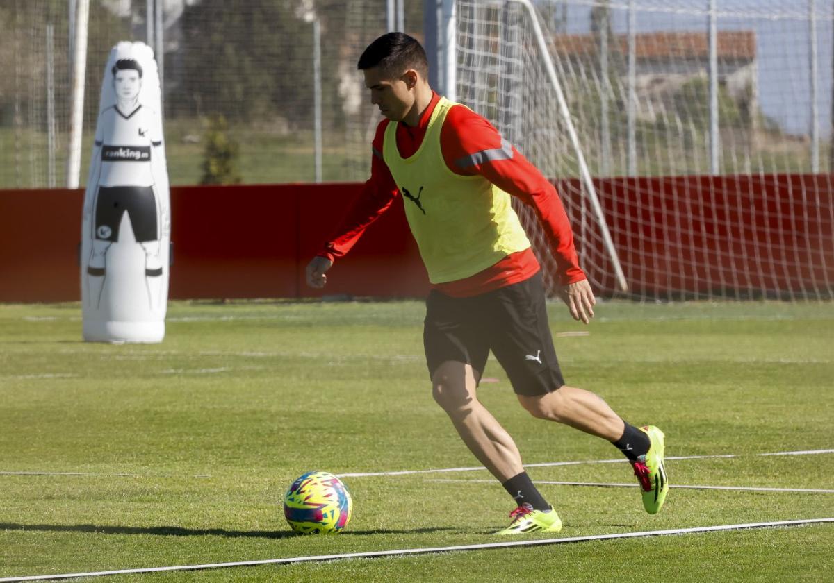 Djuka, ayer, haciendo conducciones con el balón.