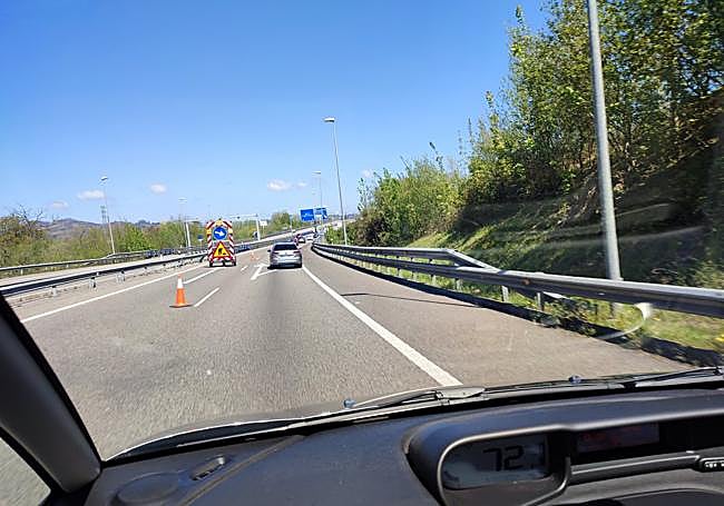 Carril cortado en la AS-II a la salida de Oviedo, en dirección a Gijón