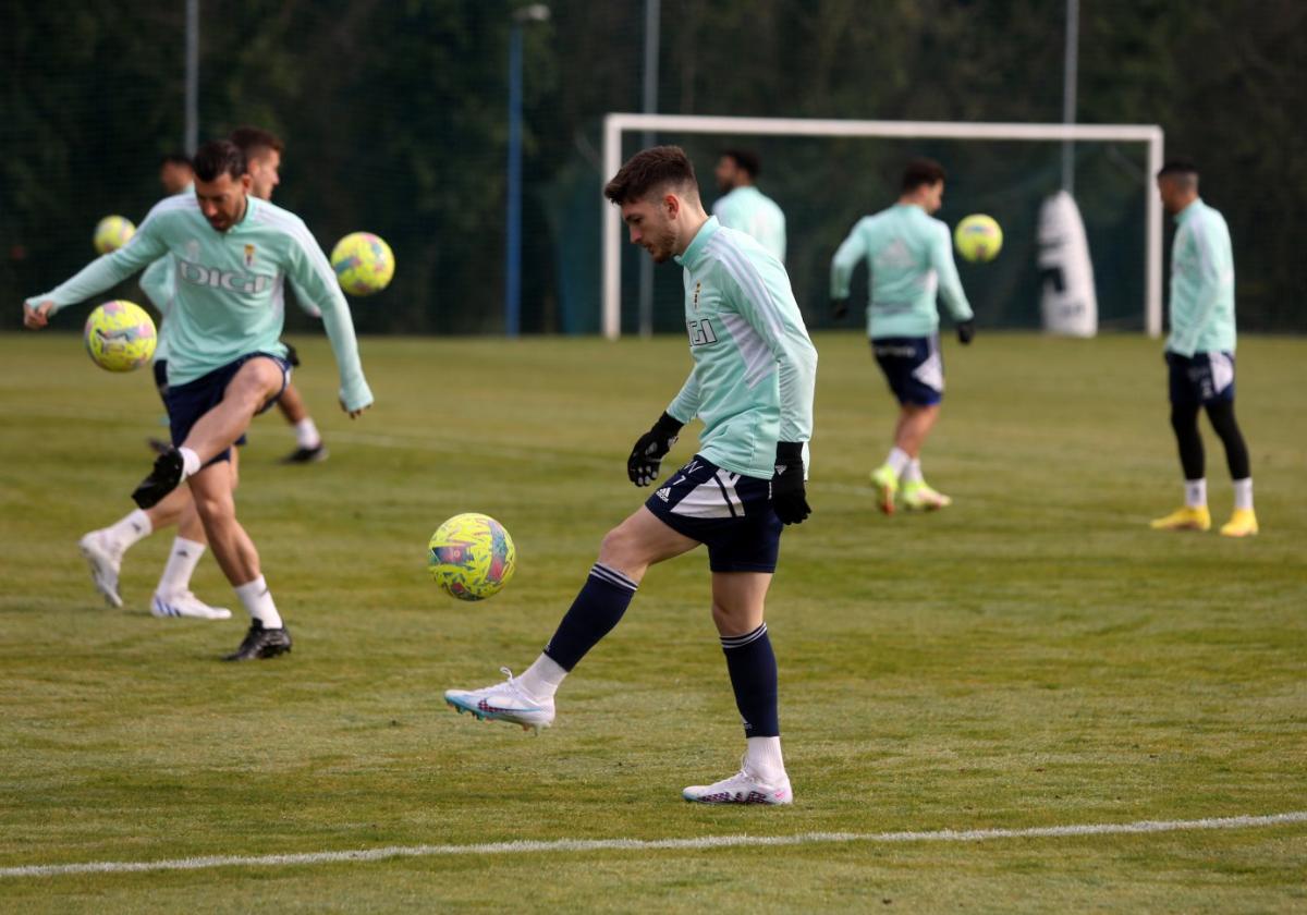 Viti golpea el balón durante un entrenamiento en El Requexón.