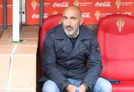 El 'Pitu' Abelardo, en el banquillo del Sporting.