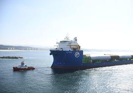 Así fue la llegada del barco con récord de manga del puerto de Avilés