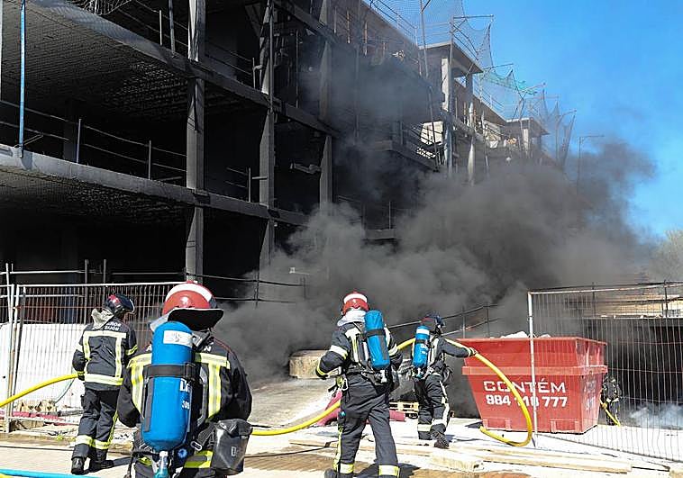 Los 1.500 metros cuadrados de material aislante que ardieron en La Coría provocaron una densa cortina de humo negro que podía verse desde varios puntos de la ciudad.