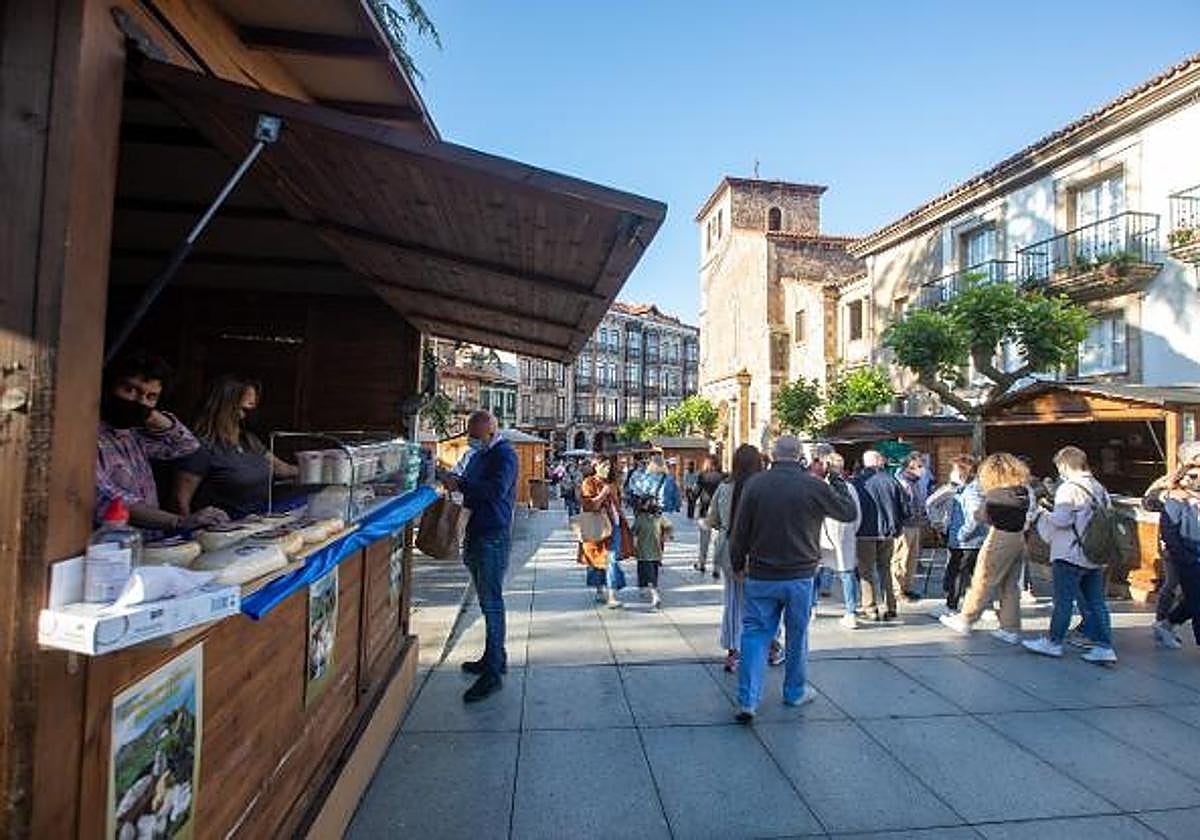 Animación, hace dos ediciones, en la Feria del Queso celebrada en la plaza de Álvarez Acebal.
